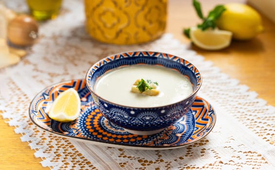 شوربة دجاج بالكريمه مع خبز توست محمص